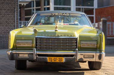 Katwijk aan Zee, Hollanda, 12.04.2025, Lincoln Continental retro lüks otomobilinin önü, 1973 'ten bu yana The Old Day Katwijk' te 5. nesil.