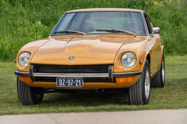 Tiel, Hollanda, 04.05.2025, 1971 'den itibaren Betuwse Fruitrit' te klasik spor araba Datsun 240Z 'nin ön görüntüsü.