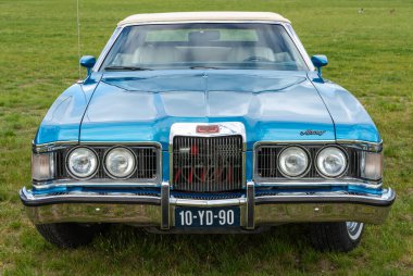 Tiel, Hollanda, 04.05.2025, 1973 'te Betuwse Fruitrit' te Mercury Cougar XR7 'nin klasik arabasının ön görüntüsü.