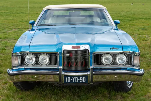 Tiel, Hollanda, 04.05.2025, 1973 'te Betuwse Fruitrit' te Mercury Cougar XR7 'nin klasik arabasının ön görüntüsü.