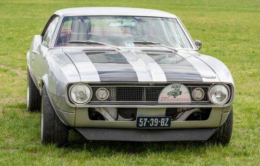 Tiel, Hollanda, 04.05.2025, Betuwse Fruitrit 'teki klasik Amerikan midilli arabası Chevrolet Camaro' nun birinci kuşağı.