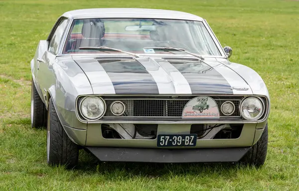Tiel, Hollanda, 04.05.2025, Betuwse Fruitrit 'teki klasik Amerikan midilli arabası Chevrolet Camaro' nun birinci kuşağı.