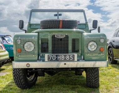 Tiel, Hollanda, 04.05.2025, Betuwse Fruitrit 'teki Land Rover 88 serisinin klasik İngiliz off-road aracı