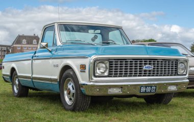 Tiel, Hollanda, 04.05.2025, Klasik Amerikan Chevrolet Cheyenne kamyonu 1972 'den itibaren Betuwse Fruitrit' te.