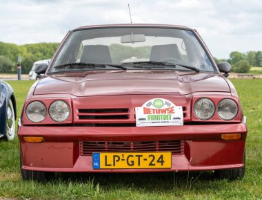 Tiel, Hollanda, 04.05.2025, 1987 'den kalma klasik Alman spor arabası Opel Manta GSI' ın Betuwse Fruitrit 'te ön görüntüsü.