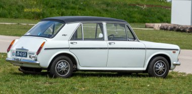 Tiel, Hollanda, 04.05.2025, 1971 'den itibaren Betuwse Fruitrit' teki klasik İngiliz aile arabası Austin 1300GT 'nin yan görüntüsü.