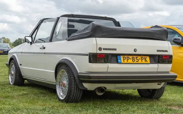 Tiel, Hollanda, 04.05.2025, klasik Alman Volkswagen Golf Cabriolet GL 1986 'dan Betuwse Fruitrit' e
