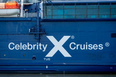 Amsterdam, Hollanda, 09.05.2025, Ünlülerin Seyahat Gezileri logosu ünlü bir yolcu gemisinin tutulması