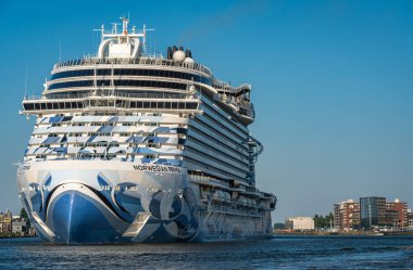 Amsterdam, Hollanda, 13.05.2025 Büyük Gemi Norveç Prima 'sı Amsterdam Limanı' ndan kalkıyor.