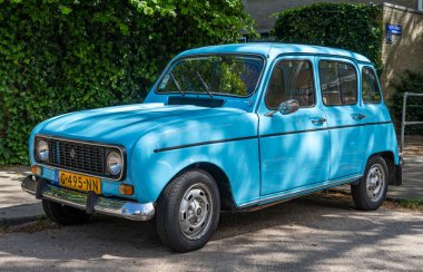 Amsterdam, Hollanda, 22.05.2025, 1984 yılından klasik Fransız ekonomi otomobili Renault 4 GTL