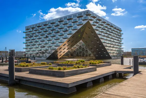 Amsterdam, Hollanda, 31.03.2025, Amsterdam 'ın Çağdaş Modern Mimarisi, IJburg Adası' ndaki Sluishuis Apartmanı