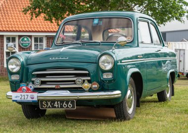Lelystad, Hollanda, 15.06.2025, 1955 'ten kalma klasik aile arabası Ford Anglia The National Old Day' de