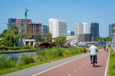 Bajeskwartier manzarası, Amsterdam, Hollanda 'da Weespertrekvaart Kanalı' ndan görülen yeni konut gelişimi