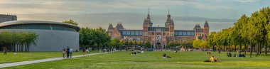 Amsterdam, Hollanda, 25.06.2025, Van Gogh Müzesi, Rijksmuseum ve Amsterdam 'daki Müze Meydanı Panoramik Manzarası