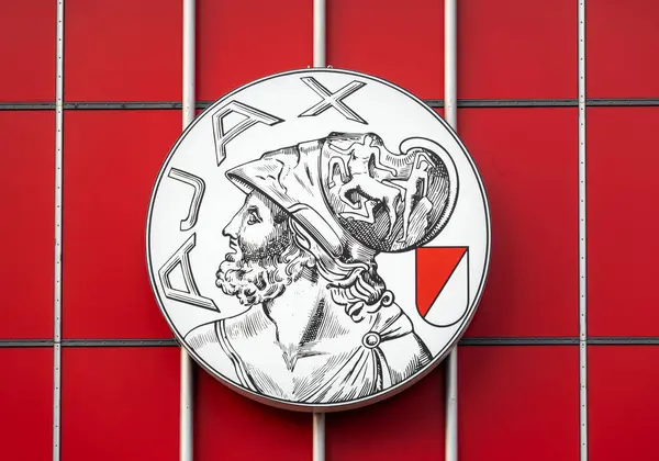 Amsterdam, Hollanda, 14.07.2025, Ajax Amsterdam Futbol Kulübü Logosu Johan Cruyff Arena Exterior