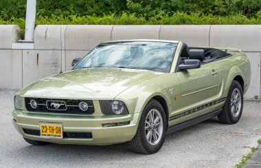 Lelystad, Hollanda, 15.06.2025, Klasik Amerikan arabası Ford Mustang Üstü açılır, 2005 'ten itibaren Ulusal Eskiler Günü' nde 5. nesil.
