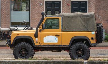 Haarlem, Hollanda, 27.07.2025, 1993 yılından kalma klasik İngiliz off-road aracı Land Rover 90 Soft Top.