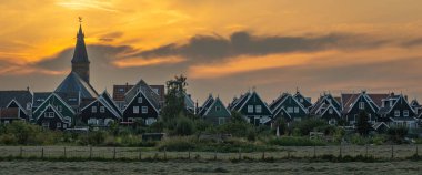 Gün batımında Marken Panoraması, Kuzey Hollanda 'da cennet gibi bir Hollanda köyü.