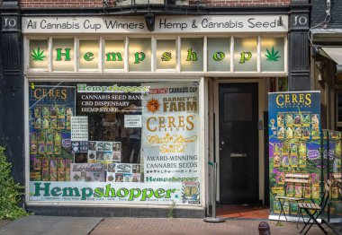 Amsterdam, Hollanda, 07.08.2025, Hemp Shopper Store 'un dışı, Kenevir Tohum Bankası, CBD Dispensary and Hemp Shop in Central Amsterdam
