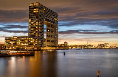 Hollanda, Amsterdam 'da Houthaven ilçesi ve Pontsteiger konut kompleksinin günbatımı manzarası