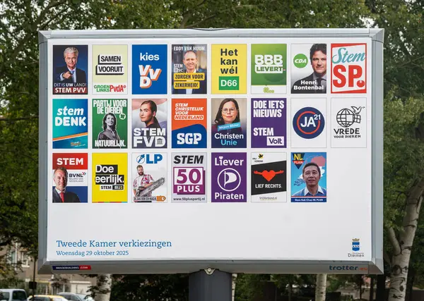 Diemen, Hollanda, 27.09.2025, 29 Ekim 2025 tarihinde Hollanda Temsilciler Meclisi 'ne Siyasi Parti Posterleri Sergilenen Billboard
