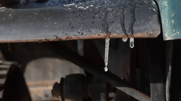 Soğuk bir kış sabahı eski bir kamyonda küçük buz sarkıtları.