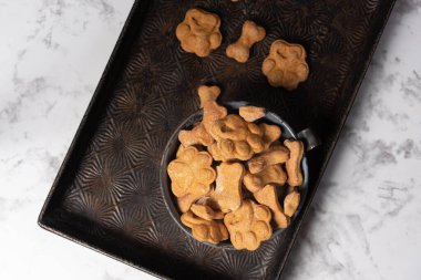 Mermer bir arka planda ev yapımı köpek maması yığını..