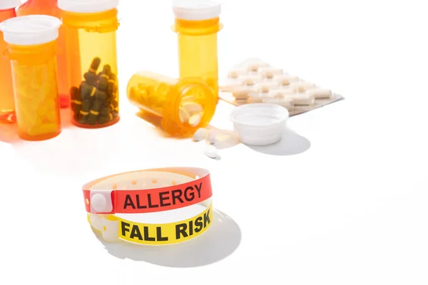 Pulseras Alerta Alergia Riesgo Caídas Con Medicamentos Frascos Recetados Sobre —  Fotos de Stock