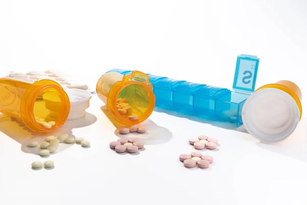 Blauer Täglicher Medikamentenspender Mit Orangefarbenen Tablettenflaschen Und Pillen Auf Weißem — Stockfoto