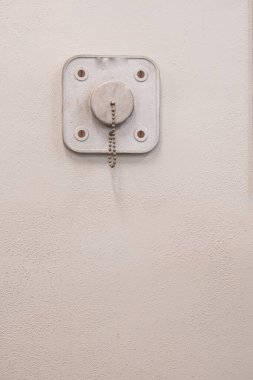 Doku duvarında kapağı olan 480 voltluk bir kap. Sanayi geçmişi.