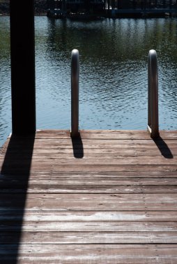 Güneşli ahşap rıhtım, göle giden yol tutacakları var..