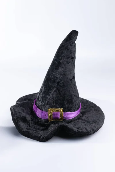 天鹅绒的巫婆的帽子 带有紫色和金色口音 白色背景 — 图库照片