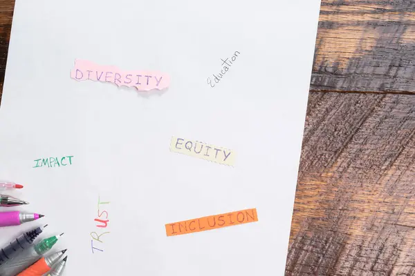 Livro Branco Com Canetas Multicoloridas Com Diversidade Equidade Inclusão Sessão — Fotografia de Stock