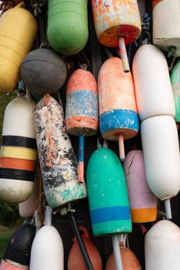 Değişik renkli eski Maine ıstakoz tuzağı bulvarları asılıydı. Renkli arkaplan.