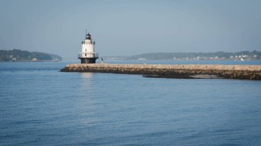 South Portland, Maine 'deki etkileyici, 270 metrelik granit kırılma suyu çıkıntısının sonundaki tarihi Spring Point Ledge Deniz Feneri..