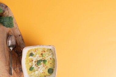 Taze rendelenmiş peynir ve kırmızı biberli brokoli peyniri çorbası..