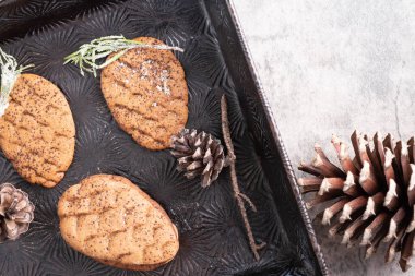 Çam kozalağı şeklinde zencefilli kurabiye..