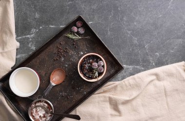 Tek tek çikolatalı kek fincanları. Bireysel olarak pudra şekeri ve mini çikolata parçacıklarıyla kaplı browni ziyafetleri hazırlıyorum..