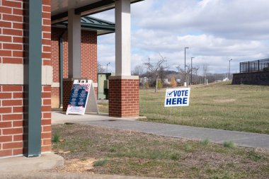 Johnson City, Tennessee, ABD - 17 Şubat 2024. Johnson City İtfaiye İstasyonu 8 numaralı Washington County, TN seçim bölgesinde seçim işaretleri.