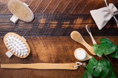 Sıfır atık, ahşap arka planda cilt bakım fırçası.