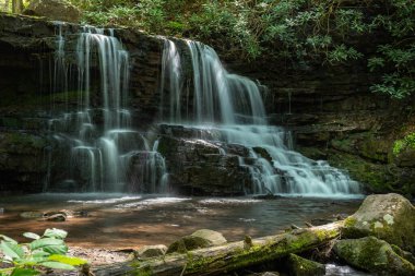 Laurel Run Falls 'daki kayalıklarda su dans ediyor, Church Hill' deki şelale, TN.