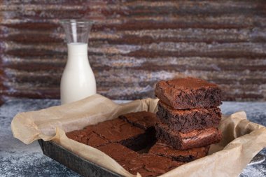 Koyu çikolatalı espresso browni, beyaz ve gri desenli arka plan. Pişmiş