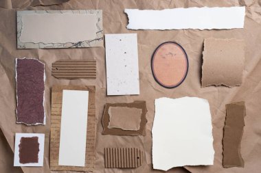 Boş, desenli, kağıt notalar, toprak tonları, kahverengi, buruşuk kağıt arka plan. Asgari ruh hali modeli.