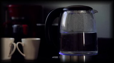 Mavi aksanlı su ısıtıcısı otomatik olarak kapanıyor. Mutfak aletleri. Kahve yapıyorum..