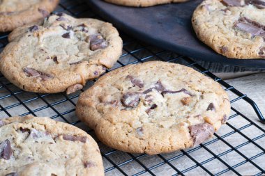 Çikolata parçacıklı kurabiyelerin kapağını kapatın..