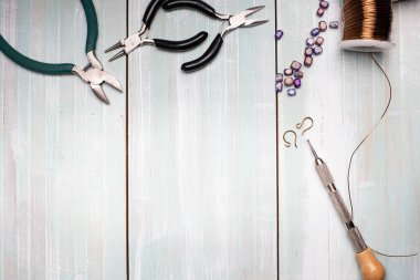 Ekipmanlar, mücevher malzemeleri. Mavi ve beyaz arkaplan üzerine hobi aksesuarları.