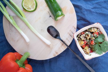 Taze kişniş, dolmalık biber, yeşil soğan, jalapeno ve kinoa salatası, kırmızı şarap, zeytinyağı ve limon suyu sosu..