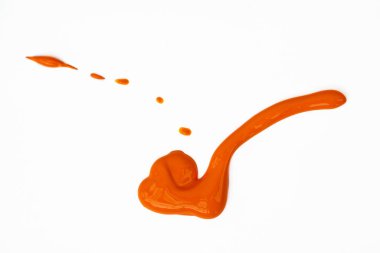 Beyaz arka planda turuncu renkli bir boya damlası..