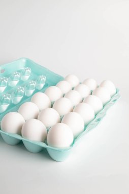 Beyaz, hava kirliliği, ışın ya da yumurta kutusunda tavuk yumurtası. Satılık ya da mutfak deposunda mavi kartonda paketlenmiş..