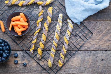 Ev yapımı, çıtır çıtır, sağlıklı yaban mersini ve fırından yeni çıkmış havuçlu sandviç..